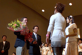 肱岡統括診療部長より山田邦子さんへ花束の贈呈
